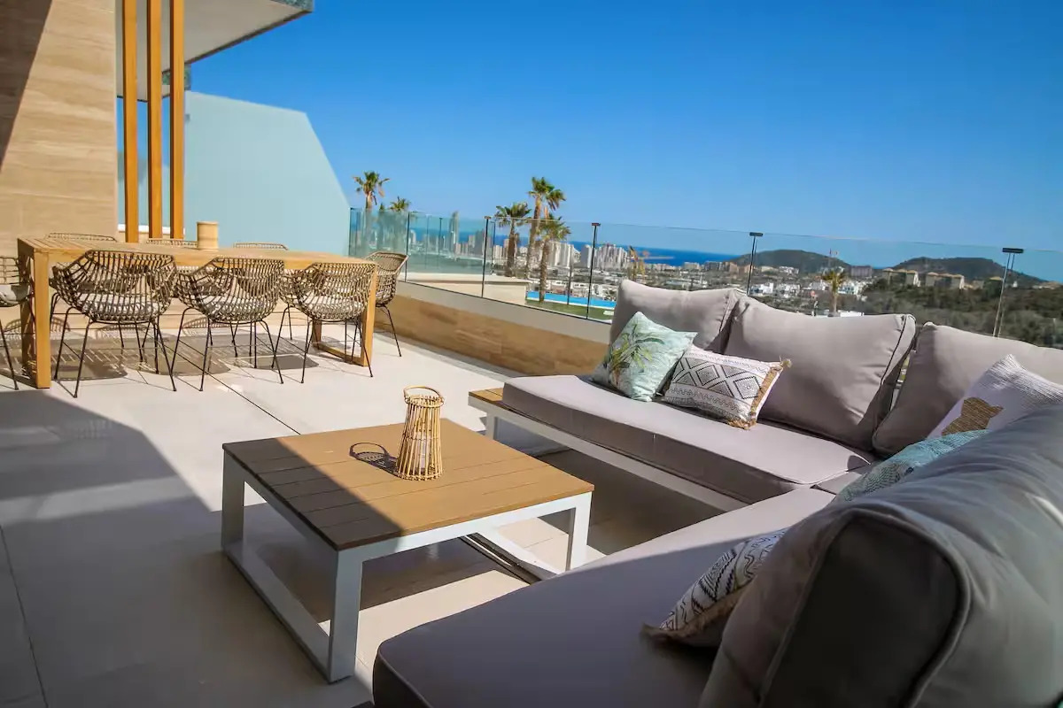 Luxury Duplex Apartment in Camporrosso Stone Valley, Finestrat – Sea Views & Premium Amenities Discover this exclusive duplex apartment located in the prestigious Stone Valley residential development in Finestrat