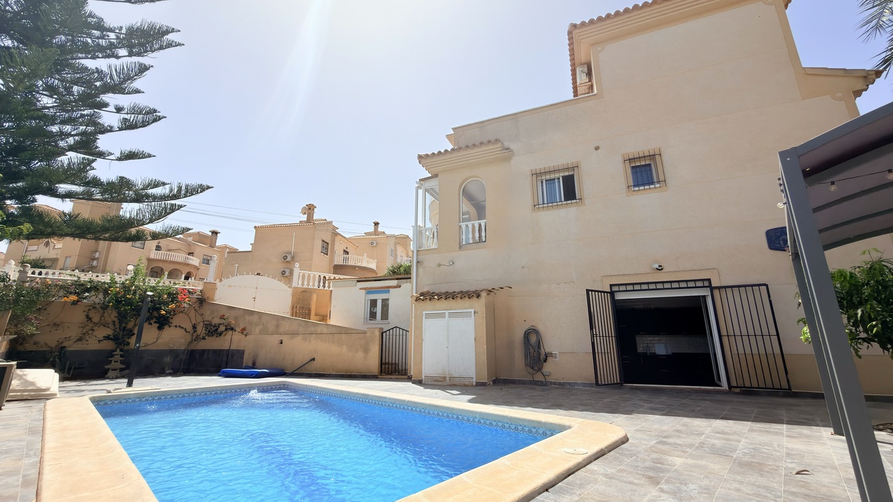Garden in villa for sale in Orihuela Costa