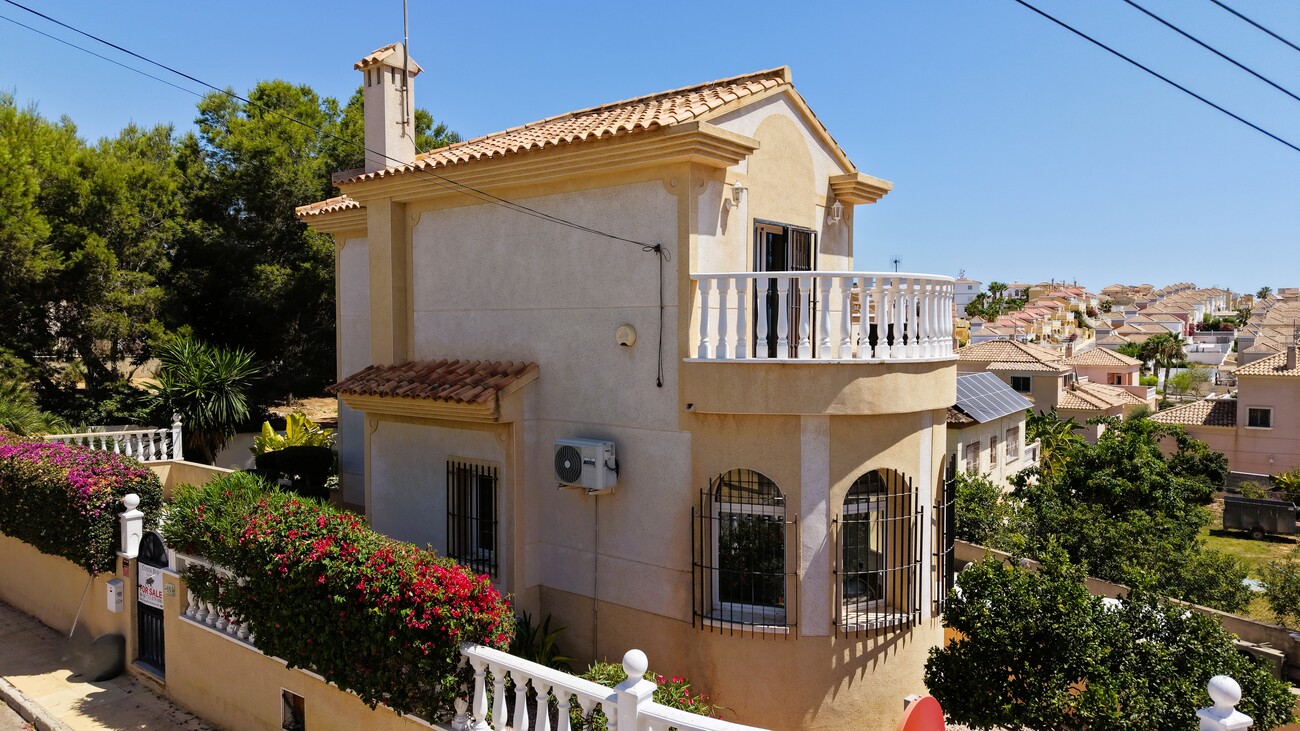Terrace in villa for sale in Orihuela Costa