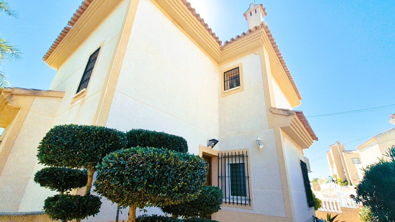 Garden in villa for sale in Orihuela Costa