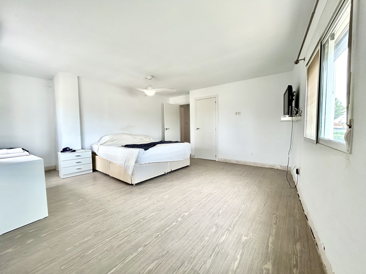 Bedroom in villa for sale in Los Montesinos