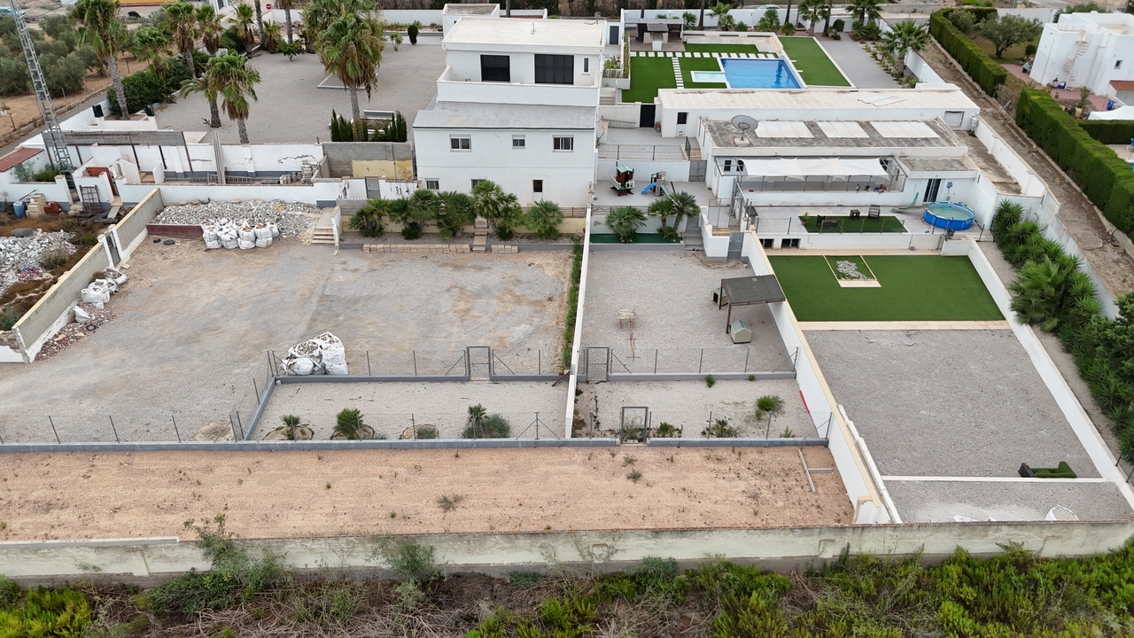 Bedroom in villa for sale in Los Montesinos