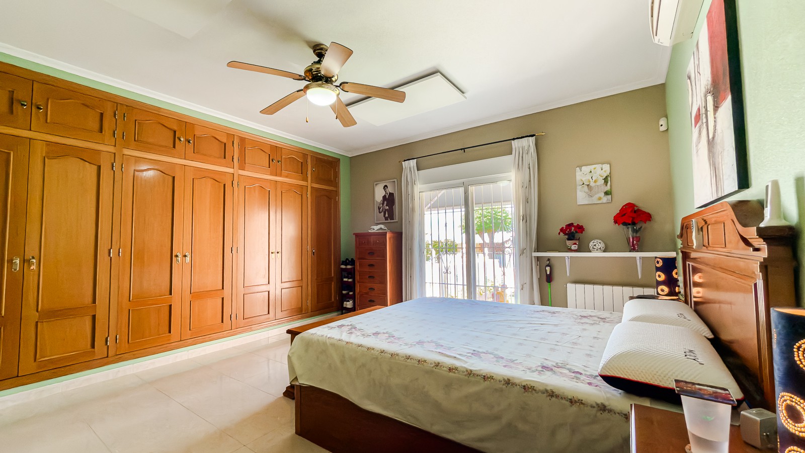 Master bedroom in villa for sale in Catral