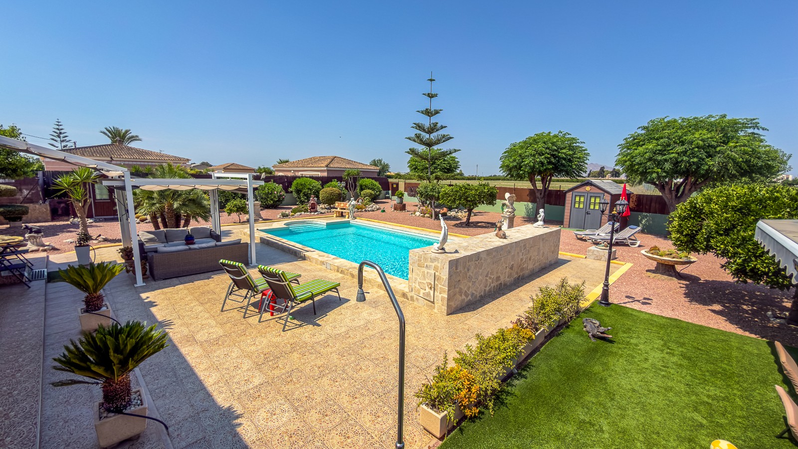 Pool area in villa for sale in Catral
