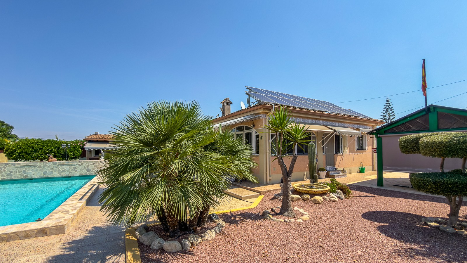 Pool area in villa for sale in Catral