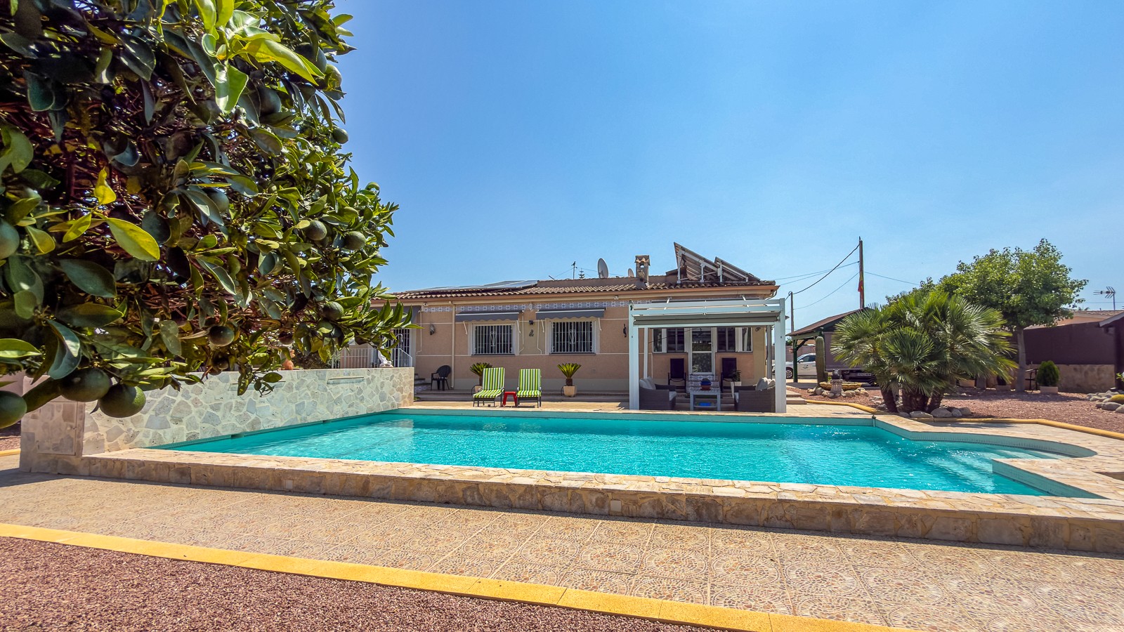 Bedroom in villa for sale in Catral
