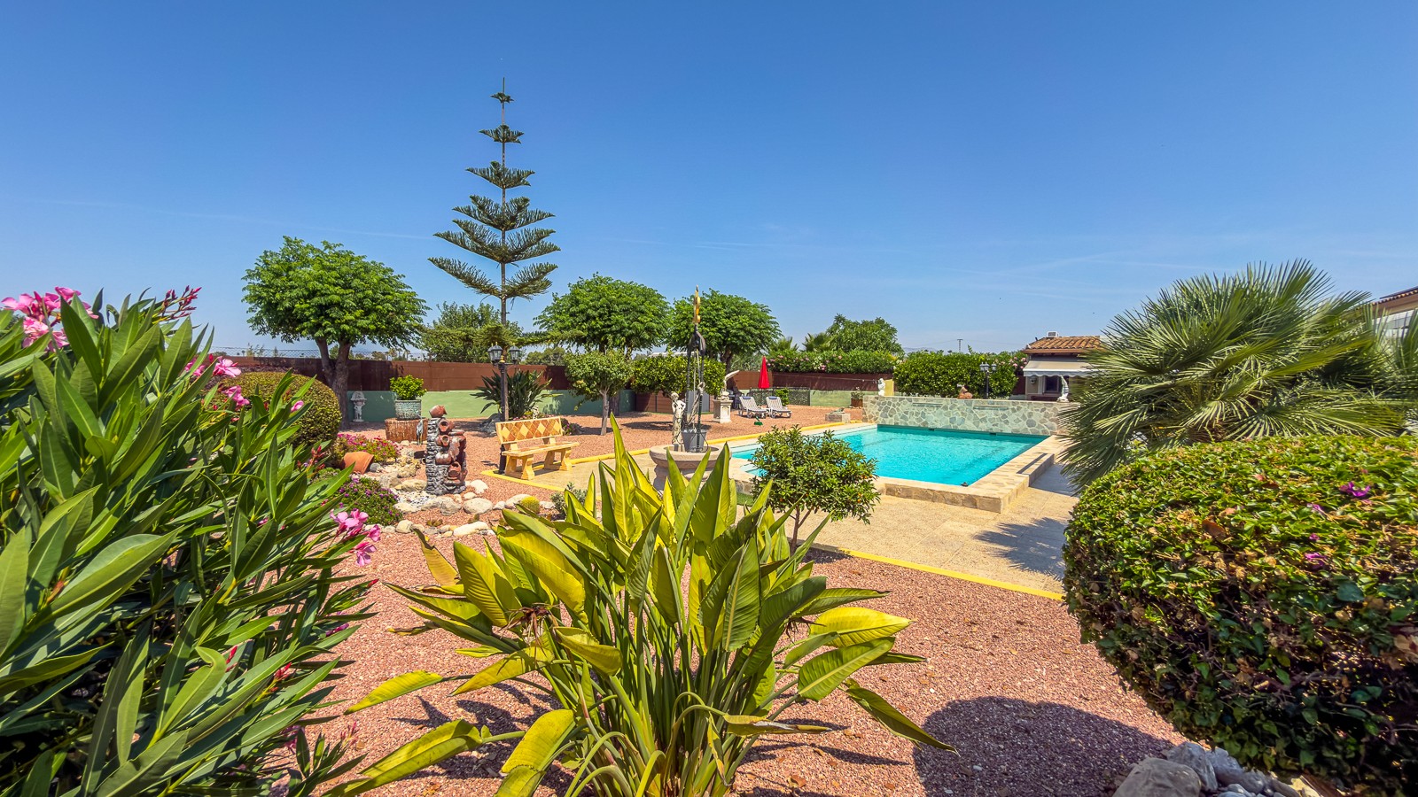 Exclusive Mediterranean-style rural finca – an oasis of tranquility and luxury Welcome to this stunning Mediterranean finca , where charm, comfort, and sustainability come together perfectly