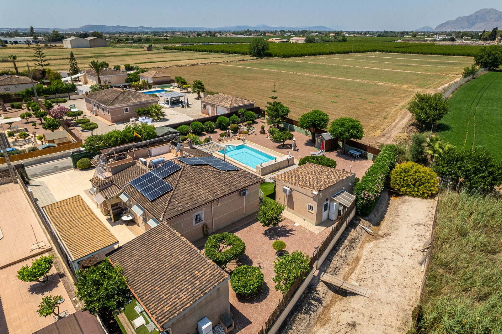 Pool area in villa for sale in Catral
