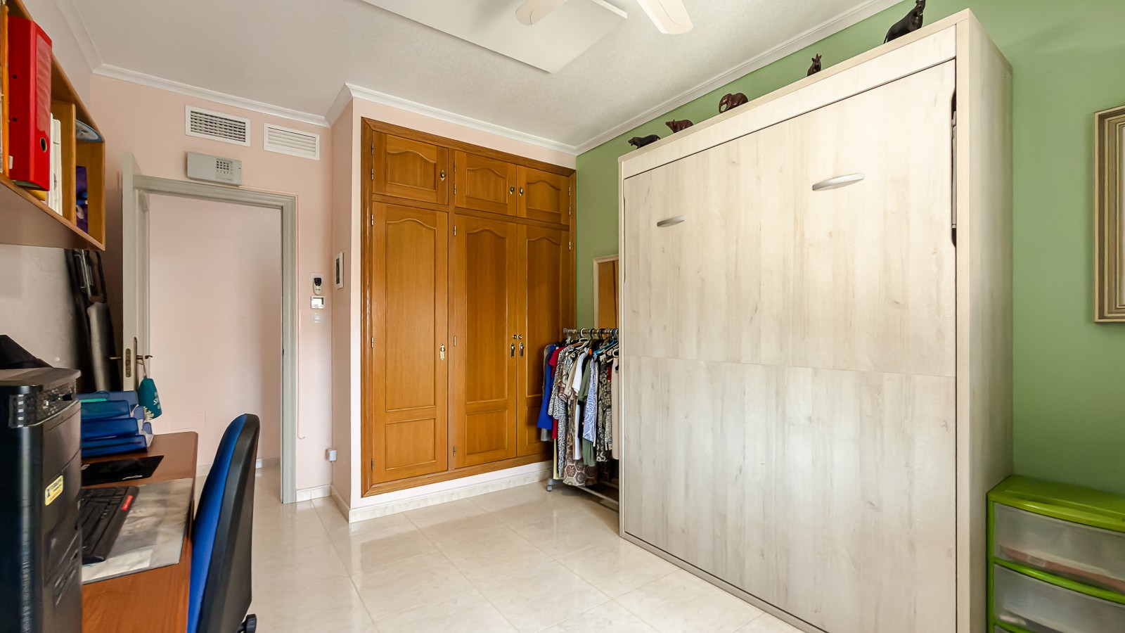 Bedroom in villa for sale in Catral