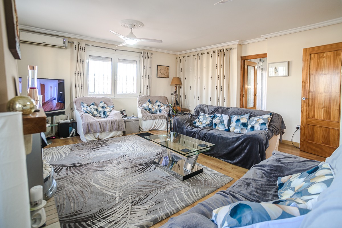 Terrace in villa for sale in Torrevieja