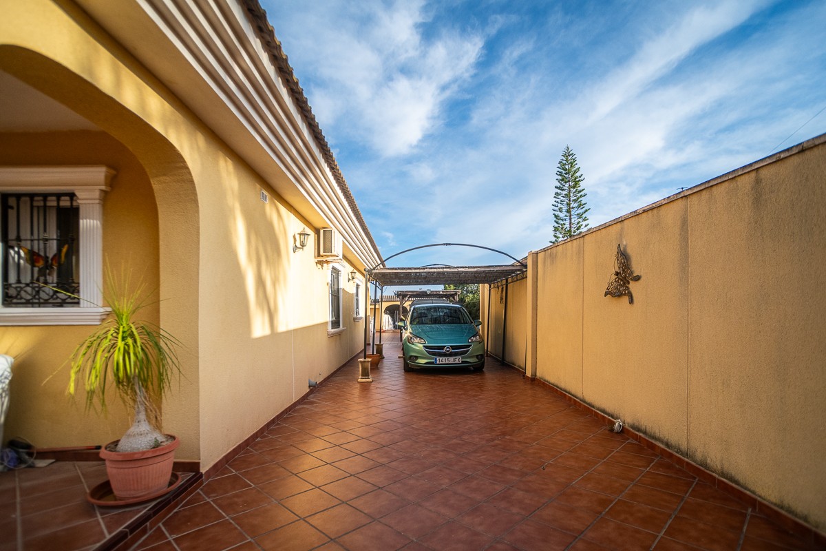 Dining area in villa for sale in Torrevieja