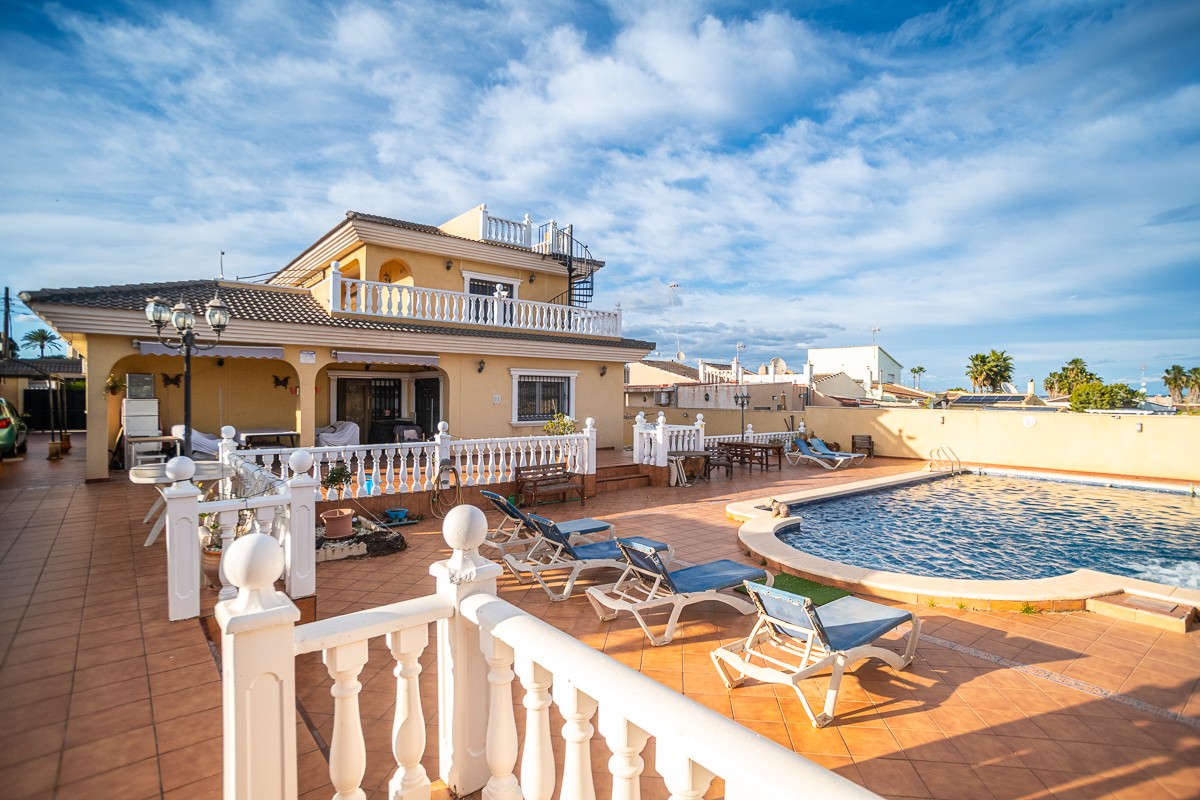 Living room in villa for sale in Torrevieja