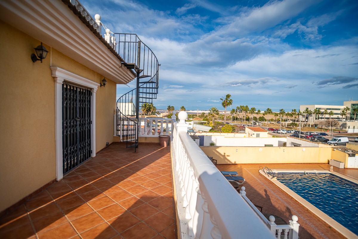 Master bedroom in villa for sale in Torrevieja