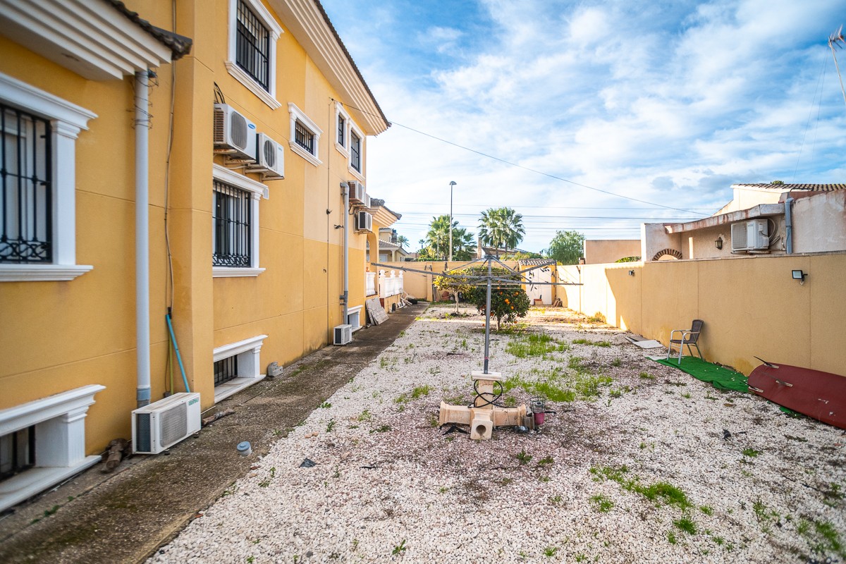 Garden in villa for sale in Torrevieja