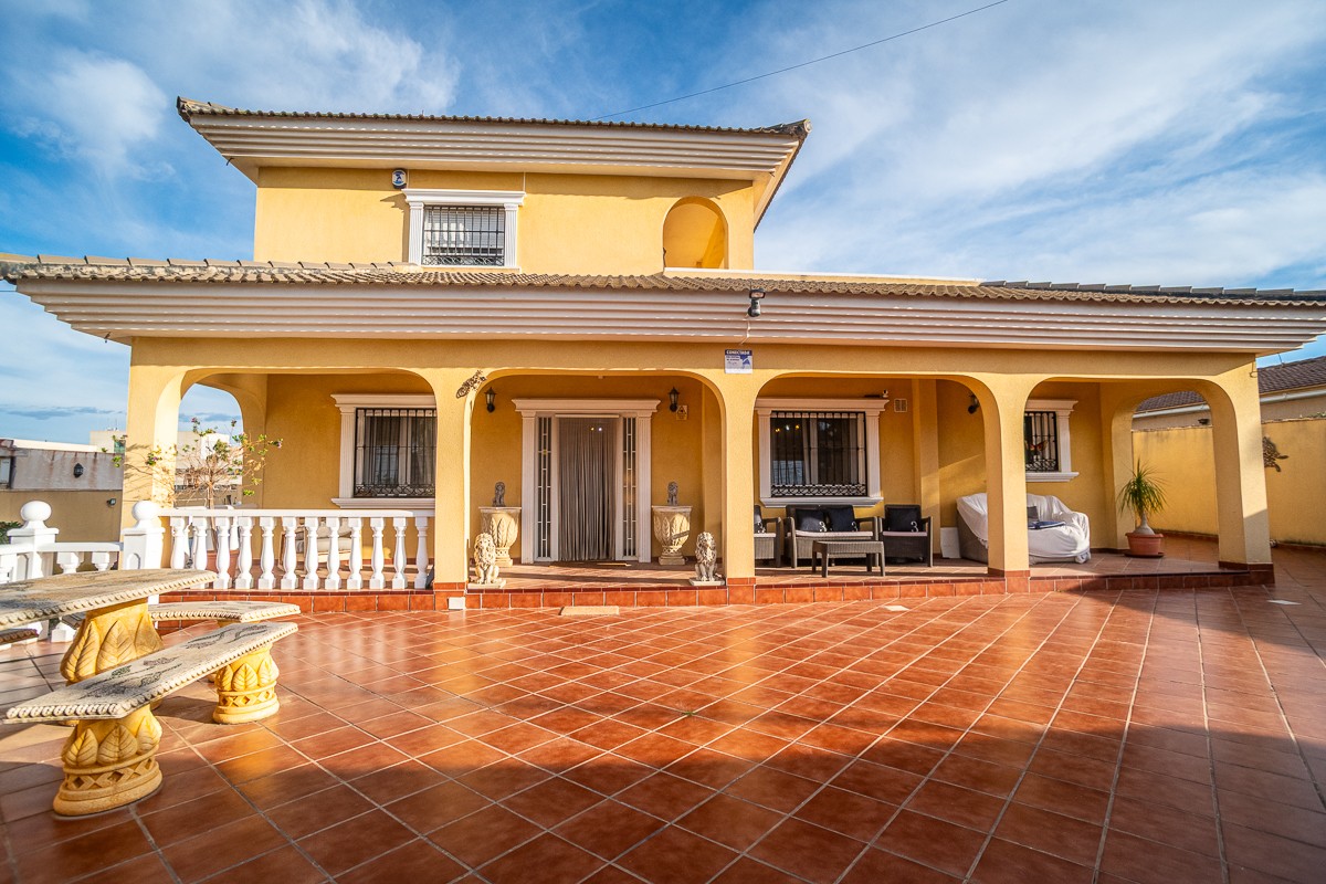 Terrace in villa for sale in Torrevieja