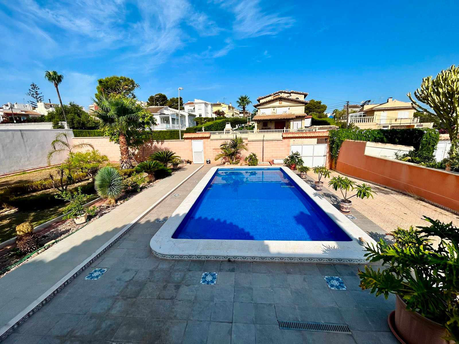 Pool area in villa for sale in Orihuela