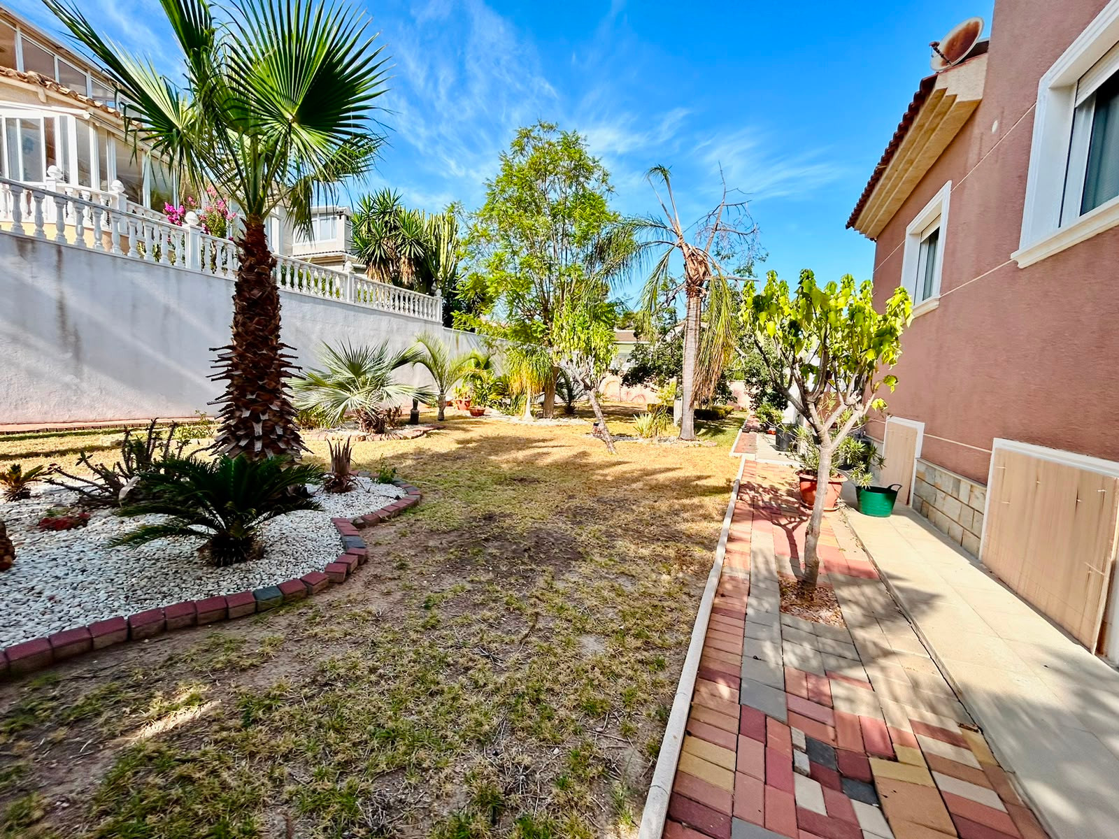 Pool area in villa for sale in Orihuela