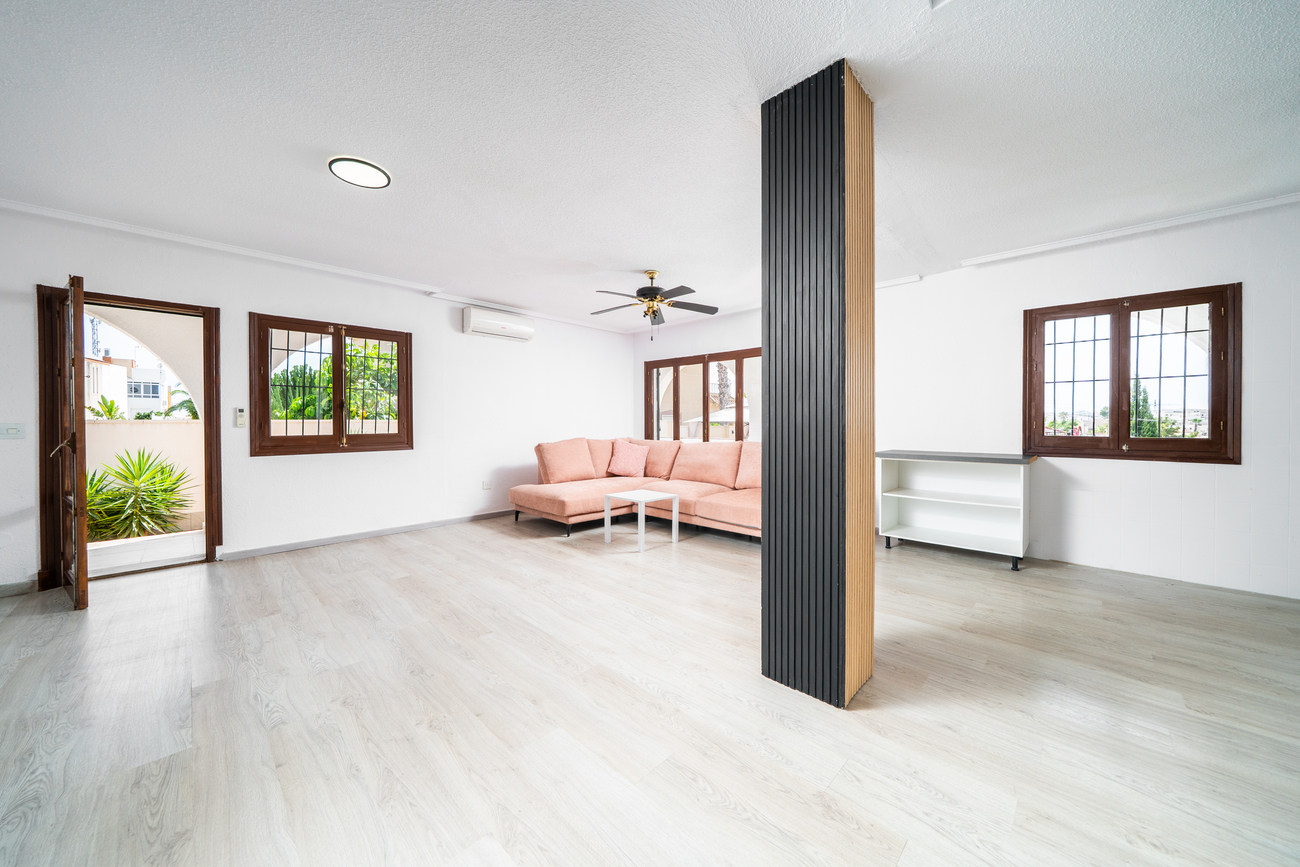 Terrace in villa for sale in Los Balcones