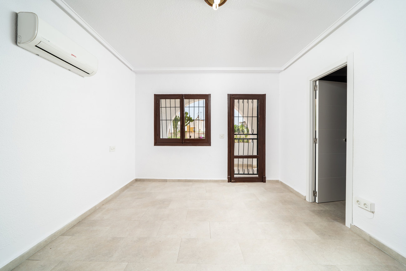 Dining area in villa for sale in Los Balcones