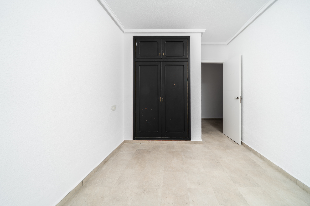 Bedroom in villa for sale in Los Balcones