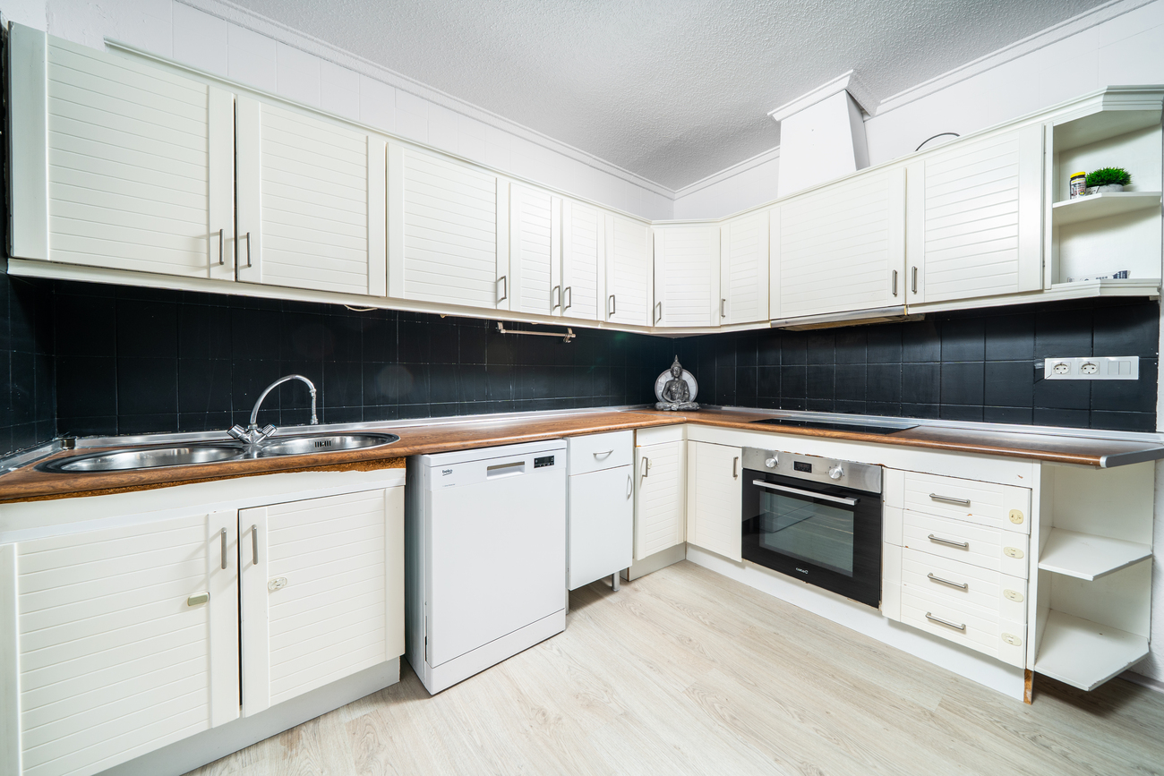Kitchen in villa for sale in Los Balcones