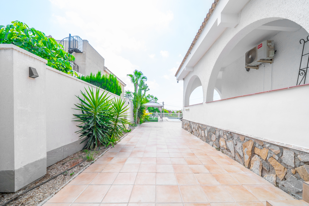 Terrace in villa for sale in Los Balcones