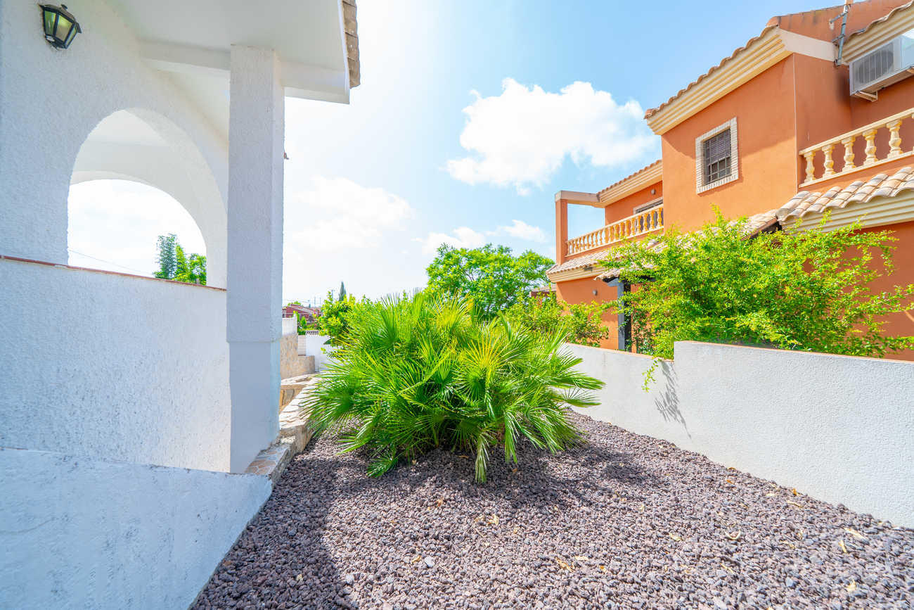 Garden in villa for sale in Los Balcones