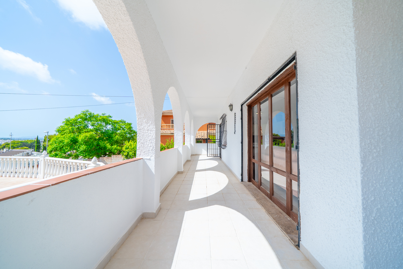 Bedroom in villa for sale in Los Balcones