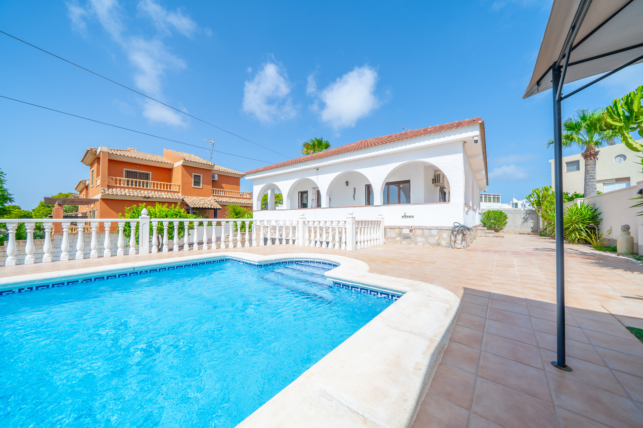 Master bedroom in villa for sale in Los Balcones