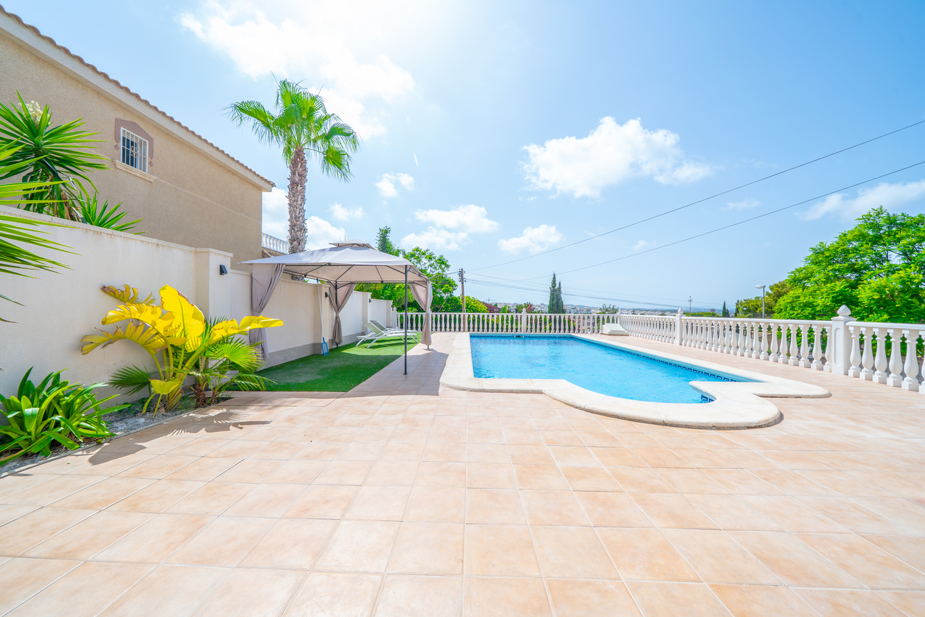 Terrace in villa for sale in Los Balcones