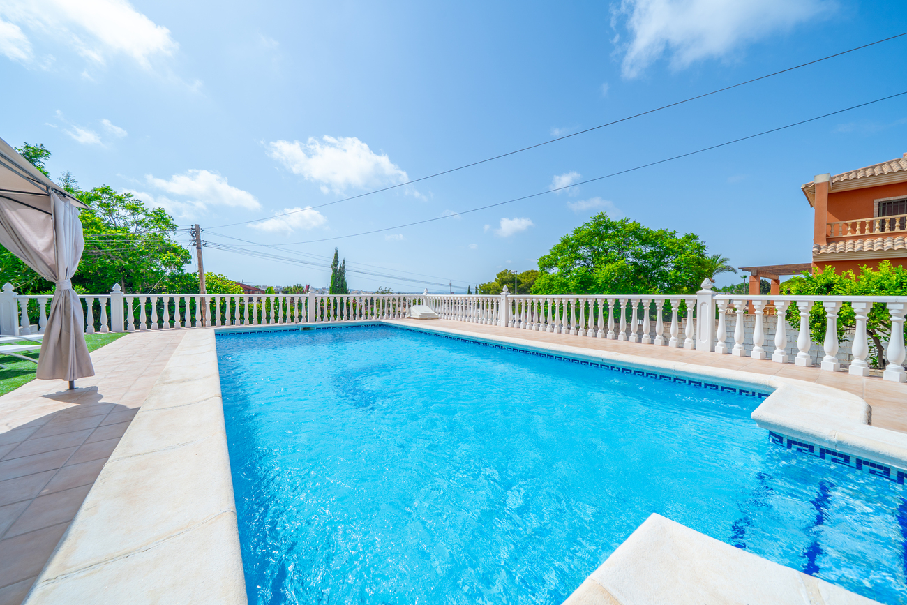 Garden in villa for sale in Los Balcones