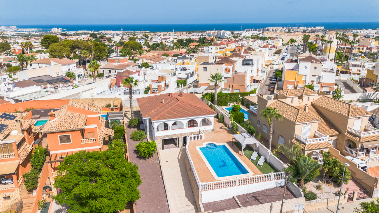 Bedroom in villa for sale in Los Balcones