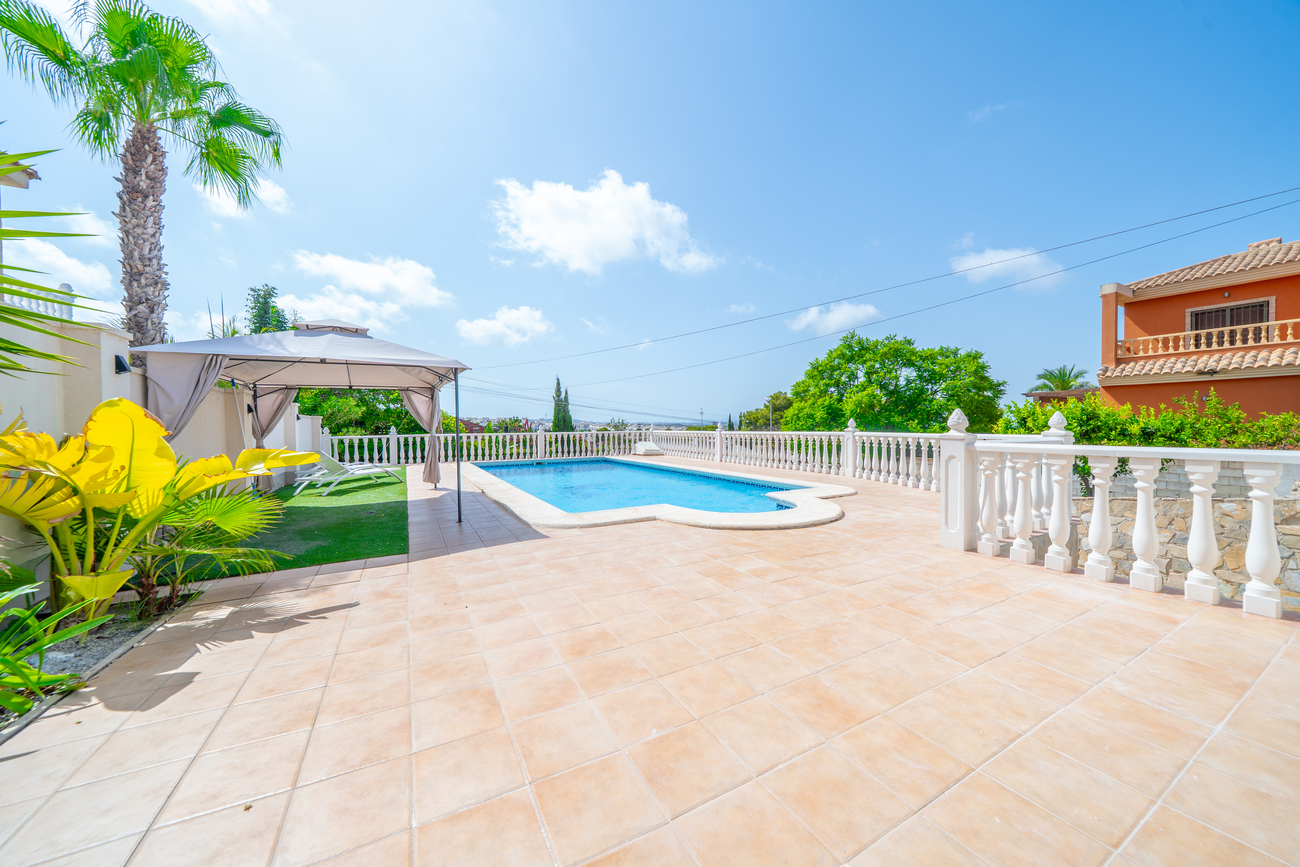 Terrace in villa for sale in Los Balcones