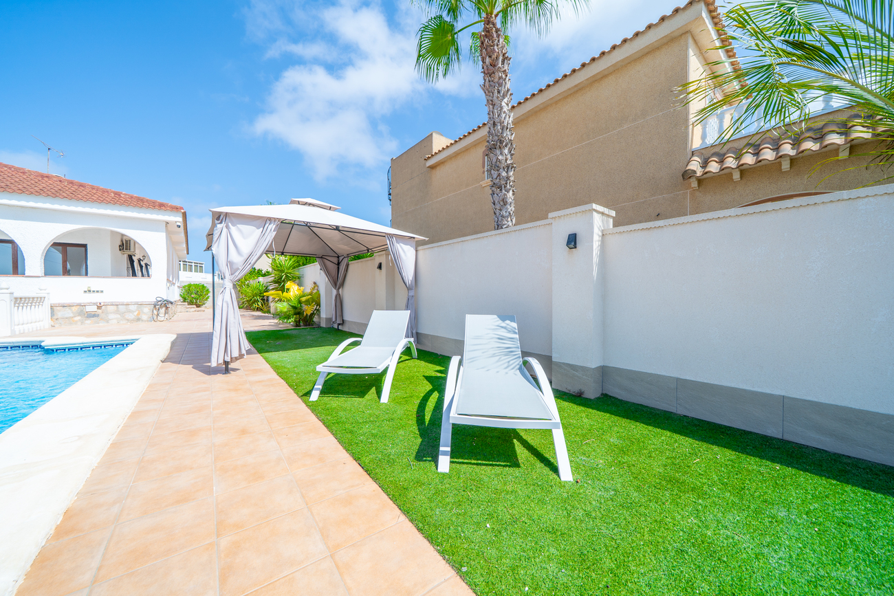 Garden in villa for sale in Los Balcones