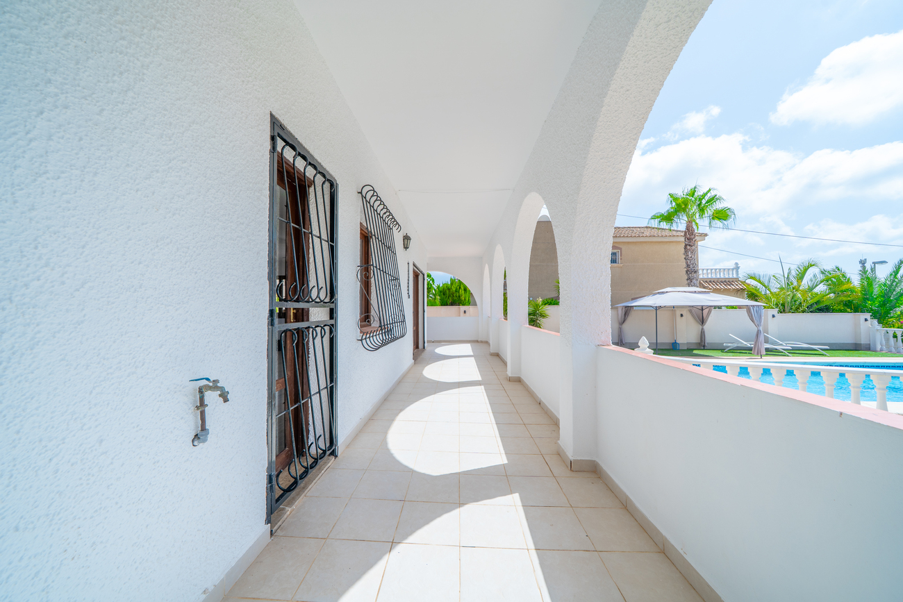 Dining area in villa for sale in Los Balcones