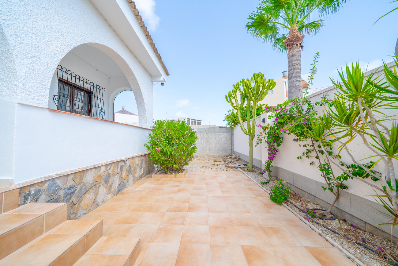 Bedroom in villa for sale in Los Balcones