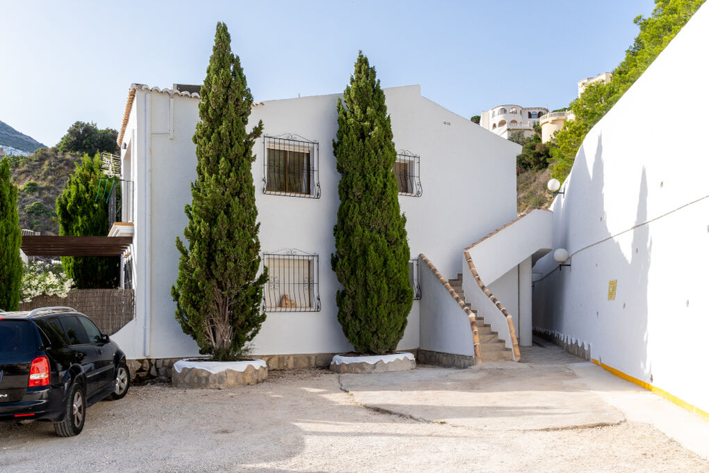 Located in the sought-after residential area of Cumbre del Sol, between Jávea and Moraira, this charming corner apartment enjoys a peaceful and sunny setting