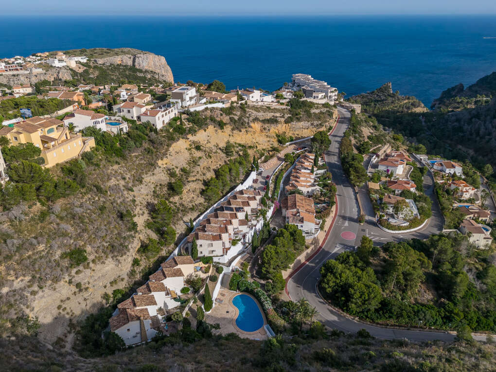 Located in the sought-after residential area of Cumbre del Sol, between Jávea and Moraira, this charming corner apartment enjoys a peaceful and sunny setting