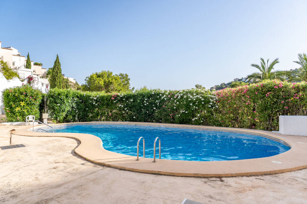 Located in the sought-after residential area of Cumbre del Sol, between Jávea and Moraira, this charming corner apartment enjoys a peaceful and sunny setting