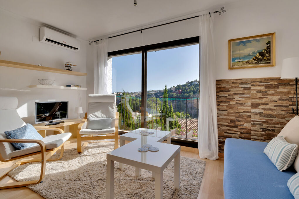 Located in the sought-after residential area of Cumbre del Sol, between Jávea and Moraira, this charming corner apartment enjoys a peaceful and sunny setting