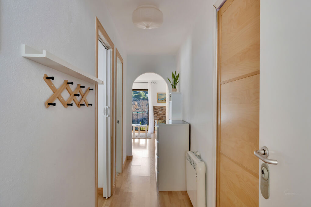 Located in the sought-after residential area of Cumbre del Sol, between Jávea and Moraira, this charming corner apartment enjoys a peaceful and sunny setting