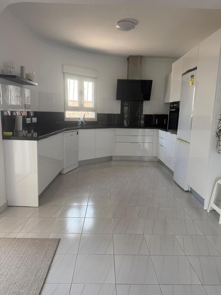 ☀️ Exclusive LUXURY Villa in Ciudad Quesada – Costa Blanca ☀️🔸 Price: €629,000🔸 3 bedrooms🔸 3 bathrooms🔸 Master bedroom with en-suite bathroom (bathtub) + terrace🔸 266 m² of living space/terraces🔸 700 m² plot🔸 Full basement (not included in the 266