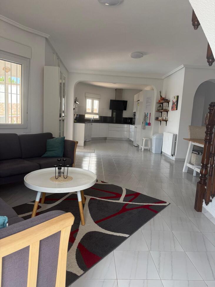 ☀️ Exclusive LUXURY Villa in Ciudad Quesada – Costa Blanca ☀️🔸 Price: €629,000🔸 3 bedrooms🔸 3 bathrooms🔸 Master bedroom with en-suite bathroom (bathtub) + terrace🔸 266 m² of living space/terraces🔸 700 m² plot🔸 Full basement (not included in the 266