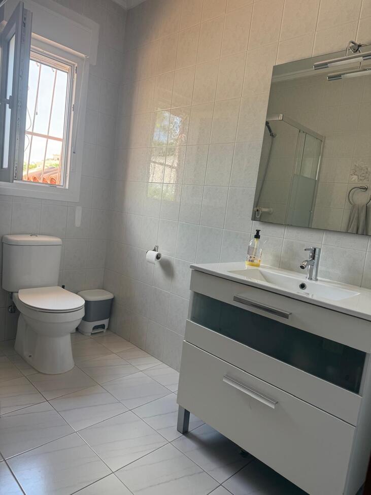 ☀️ Exclusive LUXURY Villa in Ciudad Quesada – Costa Blanca ☀️🔸 Price: €629,000🔸 3 bedrooms🔸 3 bathrooms🔸 Master bedroom with en-suite bathroom (bathtub) + terrace🔸 266 m² of living space/terraces🔸 700 m² plot🔸 Full basement (not included in the 266