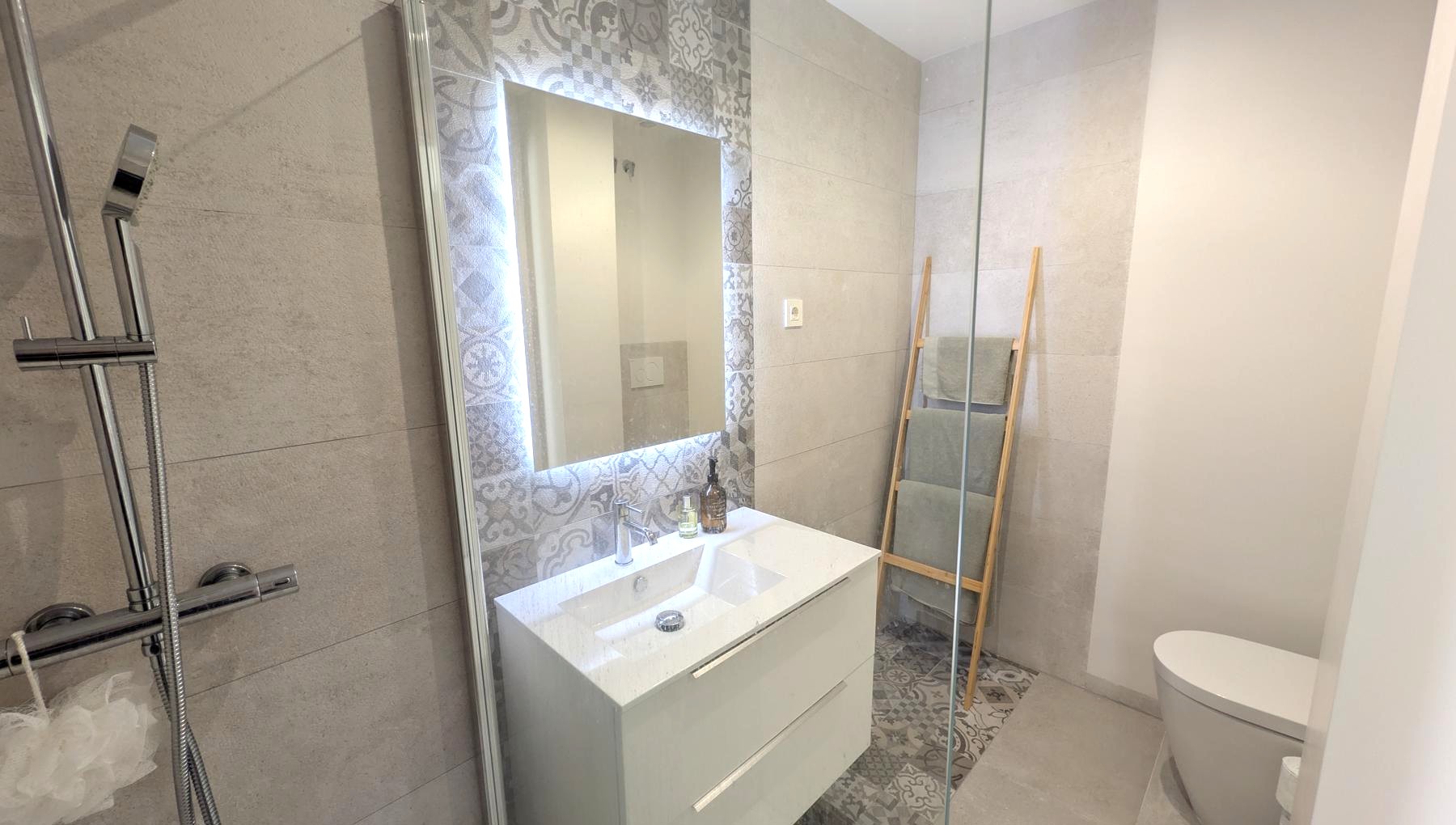 Bathroom in villa for sale in Santiago de la Ribera