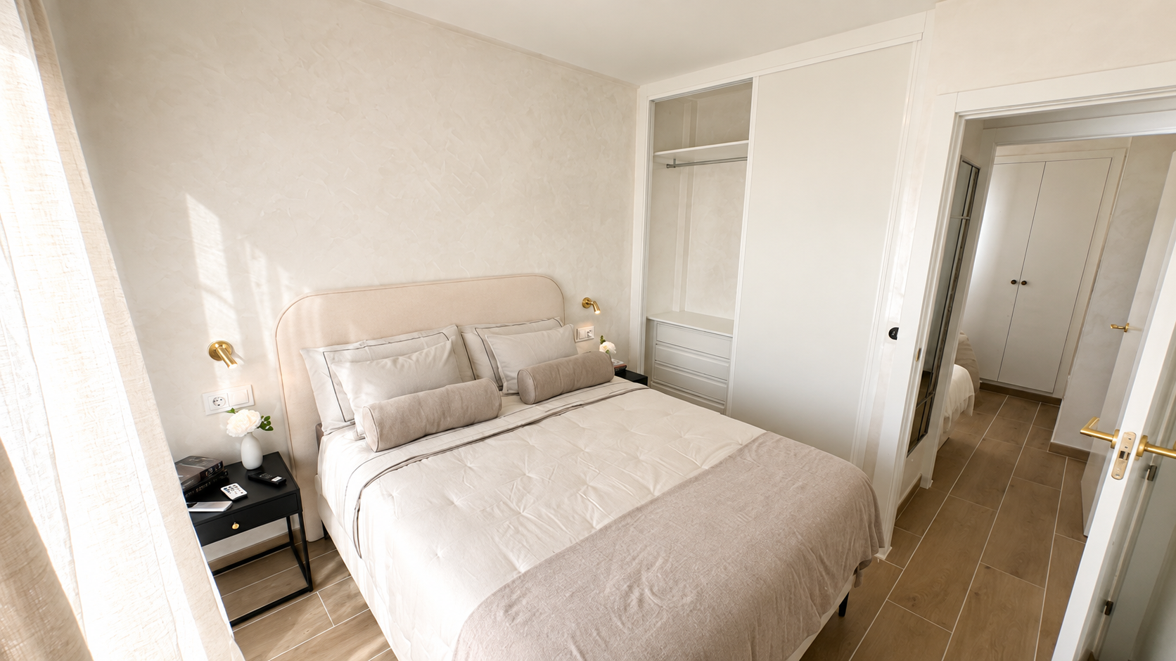 Master bedroom in apartment for sale in Torrevieja