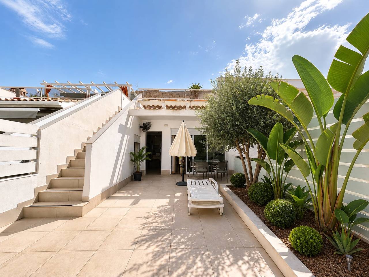 A fabulous 3-bedroom, 3-bathroom townhouse in an enviable position next to La Marquesa Golf Course in Ciudad Quesada, offering sunshine, space and the perfect Mediterranean lifestyle