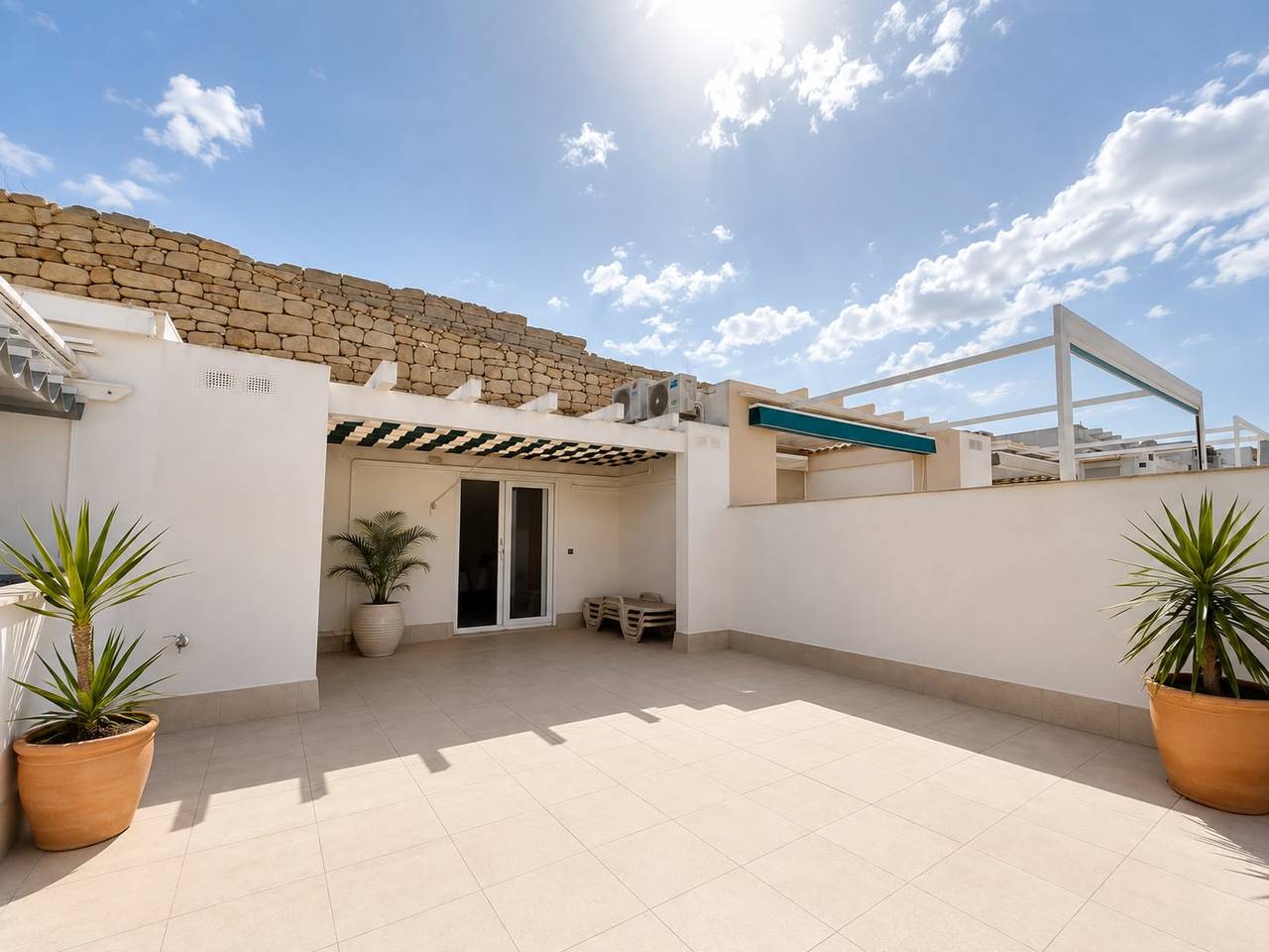 A fabulous 3-bedroom, 3-bathroom townhouse in an enviable position next to La Marquesa Golf Course in Ciudad Quesada, offering sunshine, space and the perfect Mediterranean lifestyle