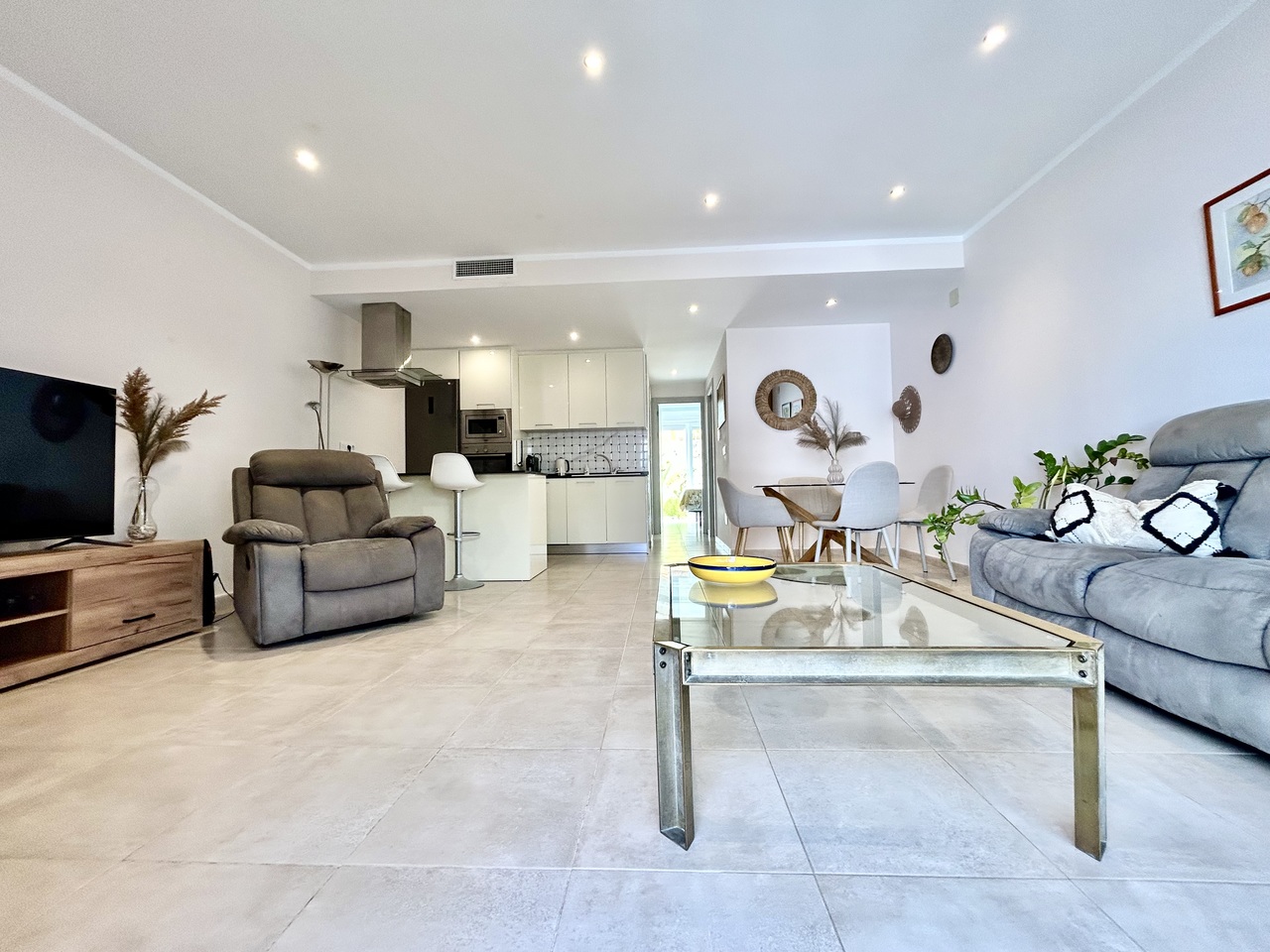 A fabulous 3-bedroom, 3-bathroom townhouse in an enviable position next to La Marquesa Golf Course in Ciudad Quesada, offering sunshine, space and the perfect Mediterranean lifestyle