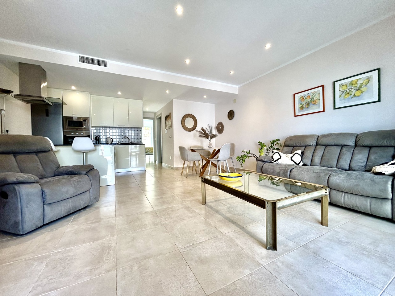 A fabulous 3-bedroom, 3-bathroom townhouse in an enviable position next to La Marquesa Golf Course in Ciudad Quesada, offering sunshine, space and the perfect Mediterranean lifestyle